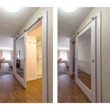 Hampton Inn Hotel White Painted Wood Schiebe Barn Door mit Spiegeleinlage für Badezimmer und Wandschrank in China